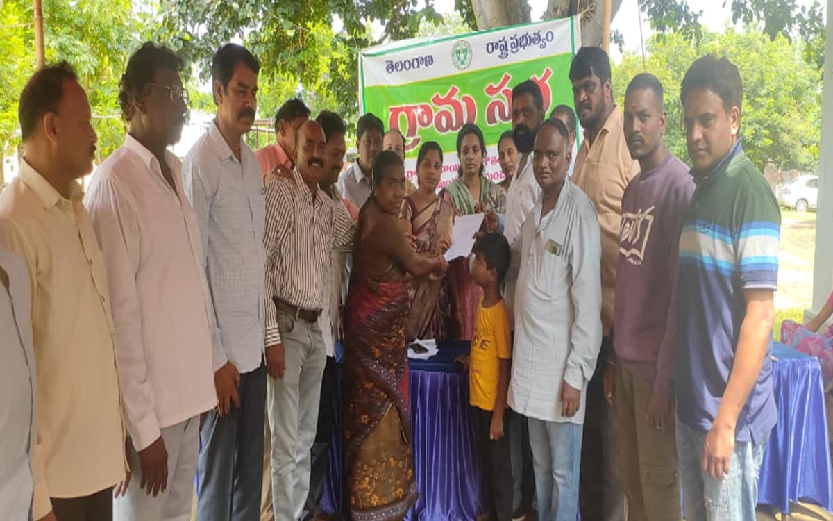 కోతుల సమస్య పరిష్కరించకపోతేగ్రామసభను బహిష్కరిస్తాం